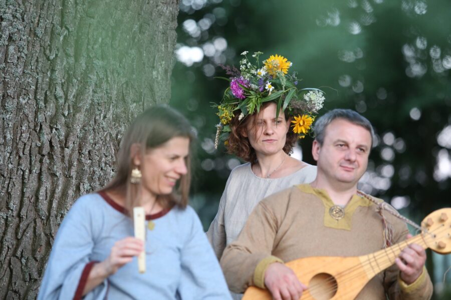 A series of archaic singing workshops “Sing the song of your life”.